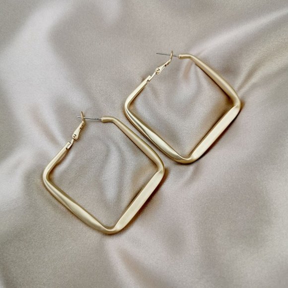 Brushed gold square Hoop Earrings - Picture 6 of 8